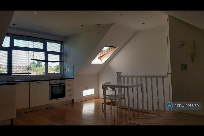 Studio To Rent In Park Road, London, NW4