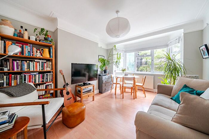 2 Bedroom Flat For Sale In Peckham Rye, London, SE15