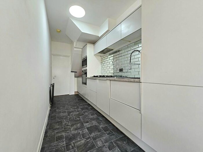 2 Bedroom Maisonette To Rent In Downham Way, Bromley, BR1