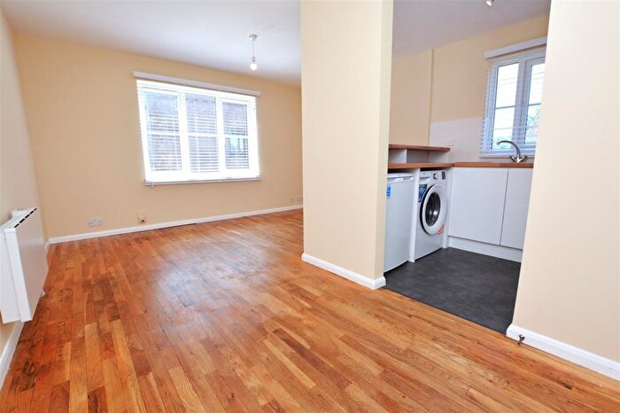 1 Bedroom Flat To Rent In Lowry Crescent, Mitcham, CR4