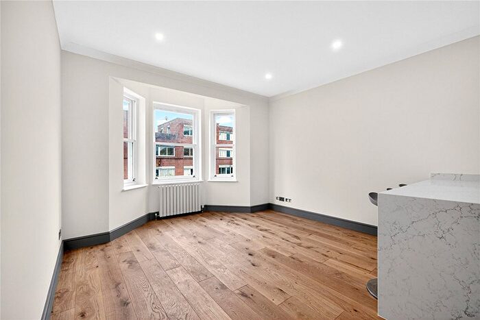 3 Bedroom Flat To Rent In Langley Drive, London, W3