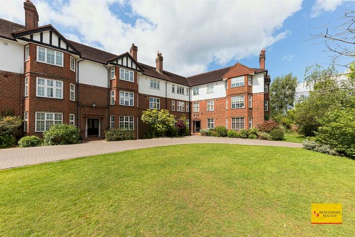 3 Bedroom Flat To Rent In The Green, London, N21