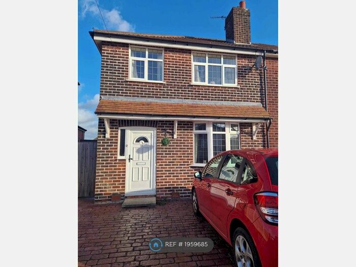 4 Bedroom Semi-Detached House To Rent In Windermere Road, Stockport, SK1