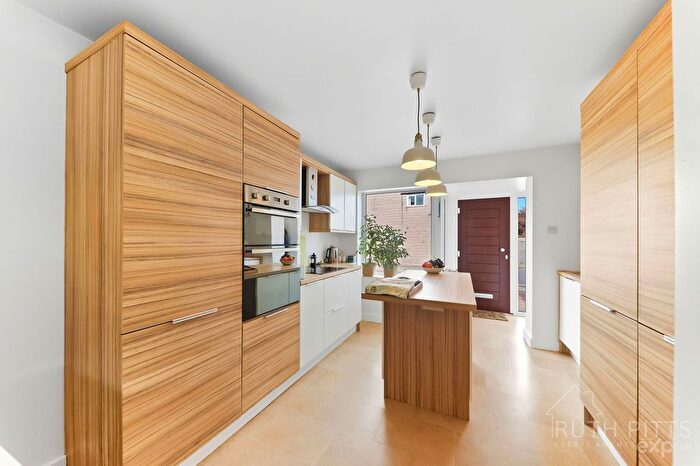 4 Bedroom Semi-detached House For Sale In Poplar Grove, Pontefract, WF8