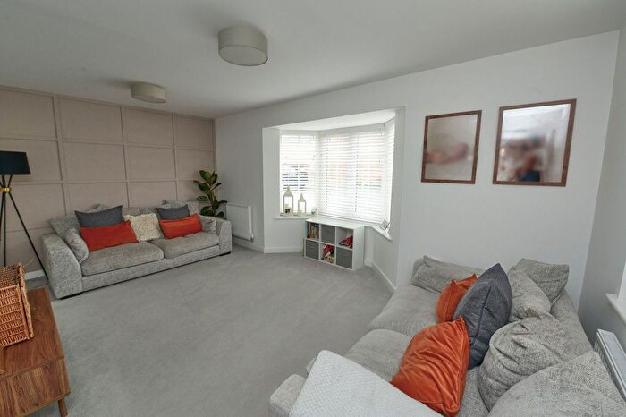 3 Bedroom Semi-Detached House For Sale In Yeomans Lane, Blackwater, Camberley, GU17