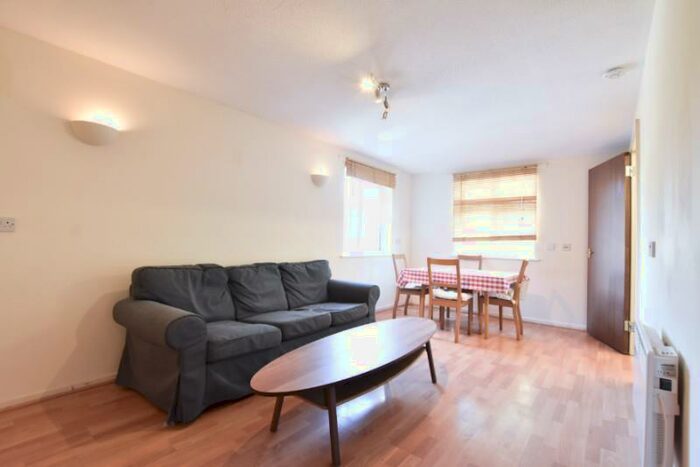 2 Bedroom Flat To Rent In Deanery Close, East Finchley, London, N2