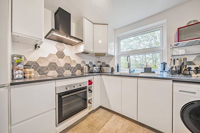 3 Bedroom Flat To Rent In Hepple Close, Old Isleworth, Isleworth, TW7