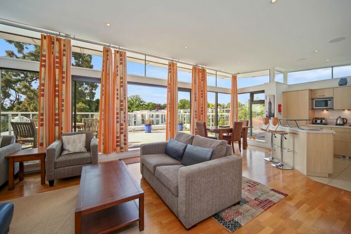 2 Bedroom Flat To Rent In Queensmere Road, London, SW19