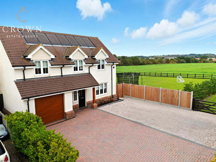 4 Bedroom Detached House For Sale In Old Bell Lane, Rettendon Common, Chelmsford, CM3