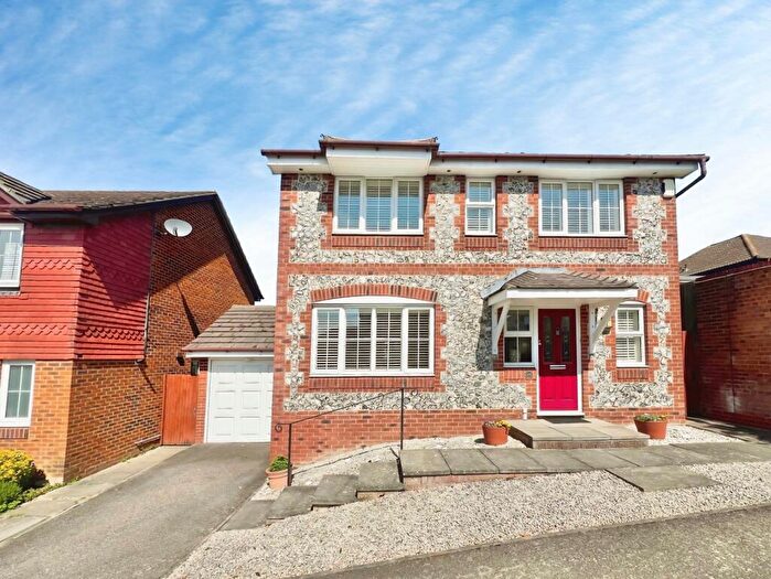 4 Bedroom Detached House For Sale In Emersons Avenue, Hextable, Swanley, BR8