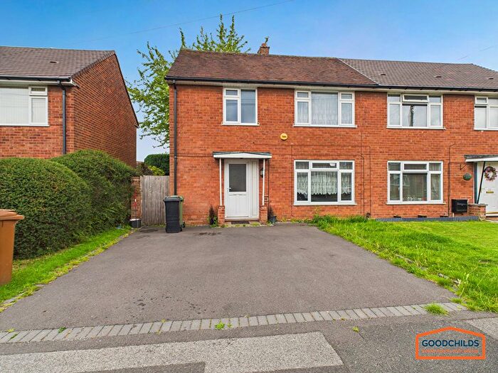 3 Bedroom Semi-Detached House To Rent In Chatsworth Crescent, Rushall, WS4