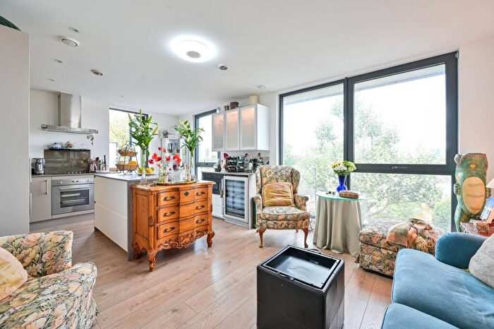 3 Bedroom Flat To Rent In Rotherhithe New Road, Bermondsey, London, SE16