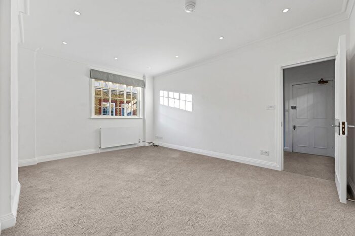 2 Bedroom Flat To Rent In Devonshire Close, Marylebone Village, London, W1G