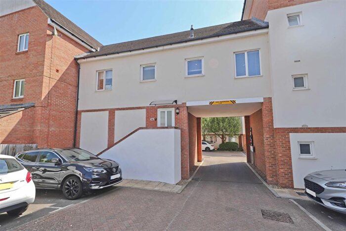 2 Bedroom Flat For Sale In Crosby Gardens, Uxbridge, UB8