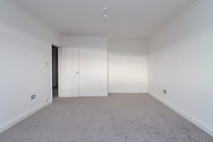 2 Bedroom Flat For Sale In Collington Avenue, Bexhill-On-Sea, TN39