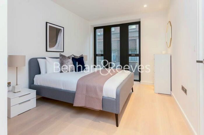 1 Bedroom Flat To Rent In Lincoln Square, Portugal Street, City, WC2A