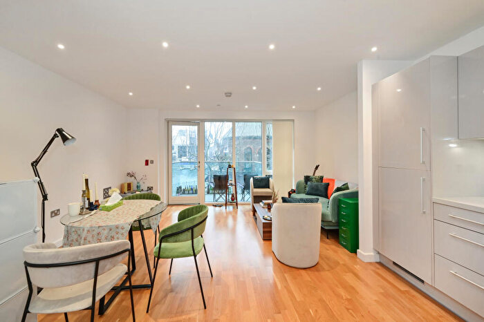 2 Bedroom Flat To Rent In Waterford Court, Canary Wharf, E14