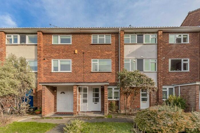 2 Bedroom Maisonette To Rent In Cumberland Close, St Margarets, Twickenham, TW1