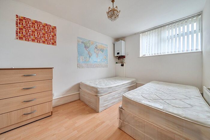 2 Bedroom Flat For Sale In Farleigh Lane, Maidstone, ME16