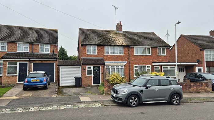 3 Bedroom Semi-Detached House To Rent In Wingate Road, Dunstable, LU5