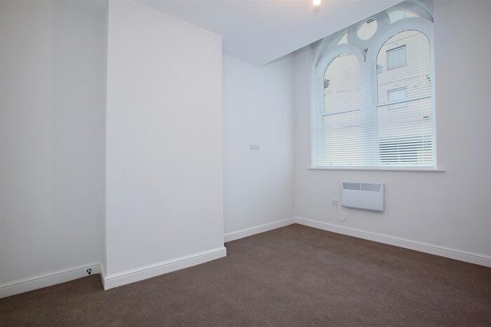 2 Bedroom Flat To Rent In Apt Bank Street, City Centre, S1