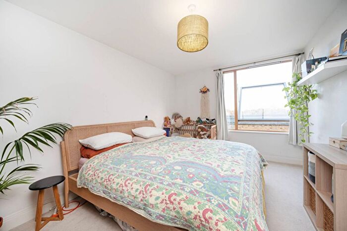 2 Bedroom Flat To Rent In Lea Bridge Road, Lower Clapton, London, E5