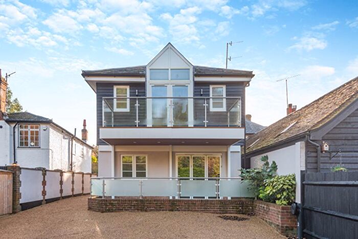 2 Bedroom Flat To Rent In The Street, Albury, GU5