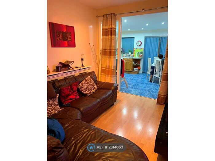 3 Bedroom End Of Terrace House To Rent In Stradbroke Grove, Ilford, IG5