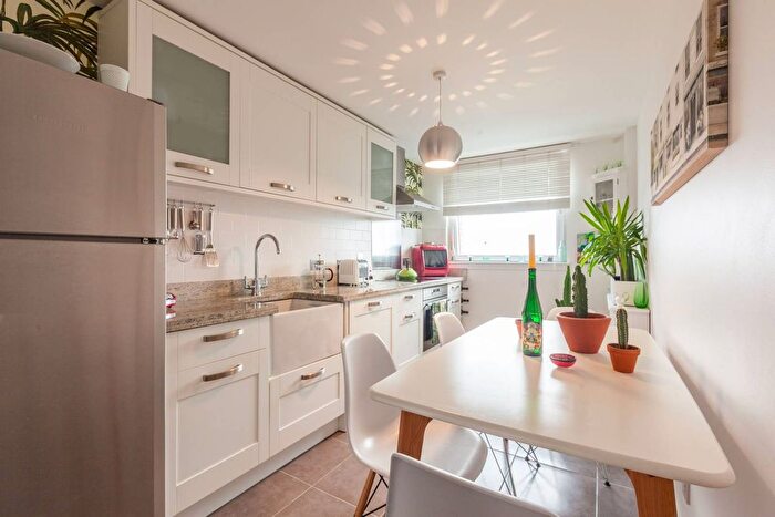 1 Bedroom Flat For Sale In Winterton House, Deancross Street, Shadwell, London, E1