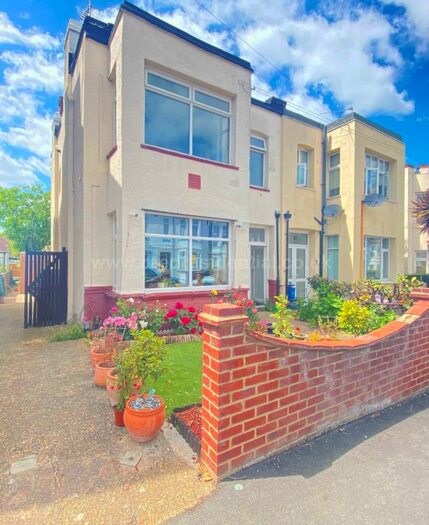 2 Bedroom Flat To Rent In Ronald Park Avenue Westcliff On Sea, SS0