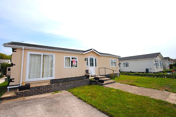 2 Bedroom Mobile/park Home For Sale In Willow Drive, Woodmancote Park Homes, Woodmancote, GL52