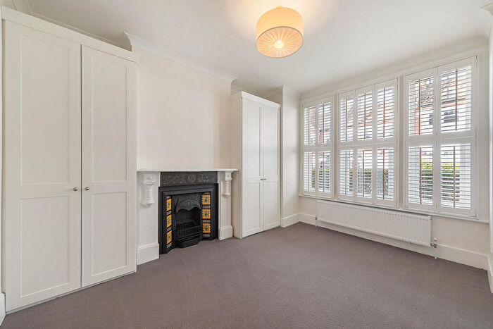 2 Bedroom Flat To Rent In Barnard Road, London, SW11