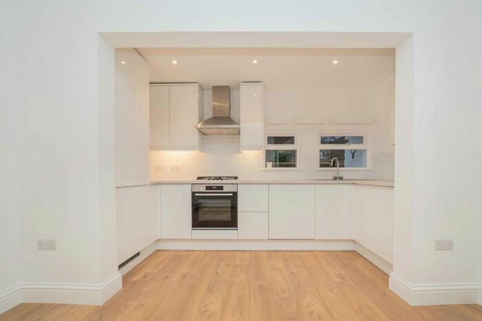 2 Bedroom Flat To Rent In Haverhill Road, London, SW12