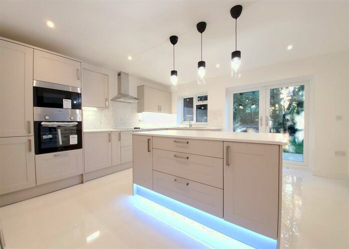 4 Bedroom Detached Bungalow To Rent In Kentwood Hill, Tilehurst, Reading, RG31