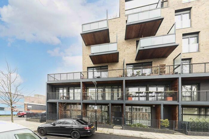 3 Bedroom Flat To Rent In Packington Road, London, W3