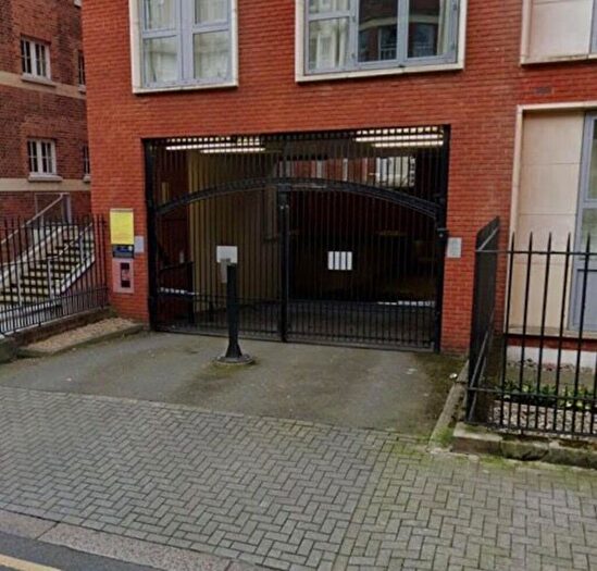 Garage / Parking To Rent In Kingsway Square, Battersea Park, London, SW11