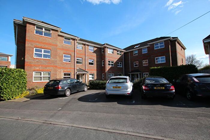 2 Bedroom Flat To Rent In Chertsey, Surrey, KT16