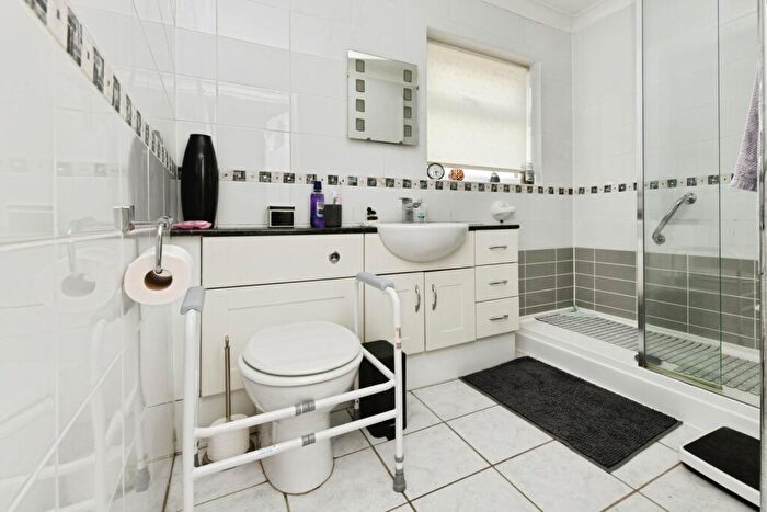 2 Bedroom Bungalow For Sale In Winbrook Close, Rayleigh, Essex, SS6