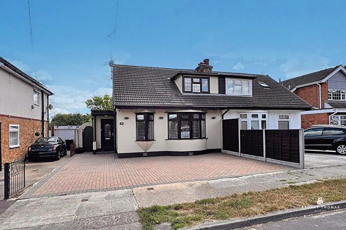 3 Bedroom Chalet For Sale In Bartley Road, Benfleet, SS7