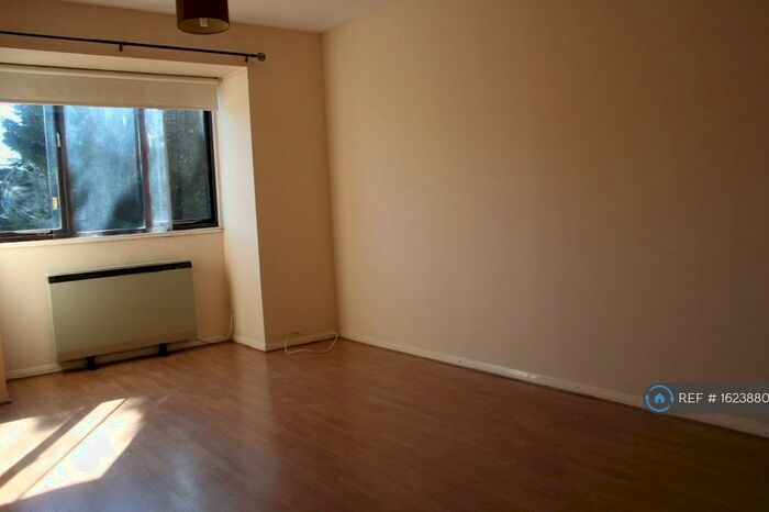 1 Bedroom Flat To Rent In Leaside Road, London, E5