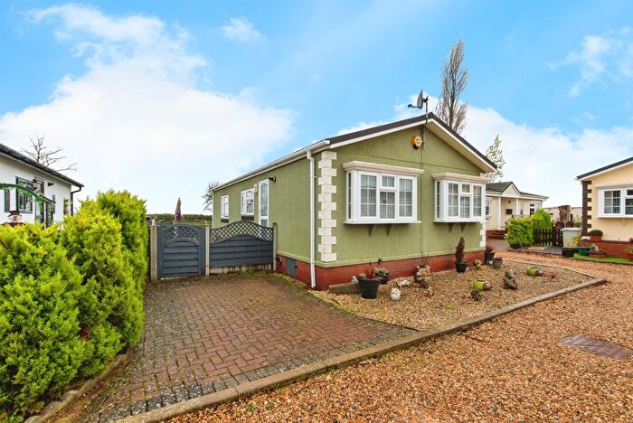 2 Bedroom Lodge For Sale In Hawthorn Hill, Dogdyke, Lincoln, LN4