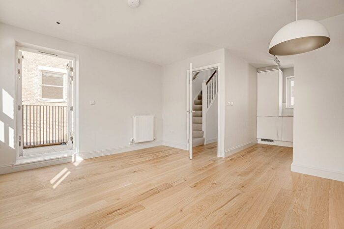 1 Bedroom Maisonette To Rent In Wandsworth Road, Clapham Town, SW8