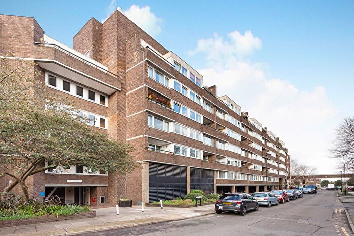 1 Bedroom Flat For Sale In Justin Close, Brentford, TW8