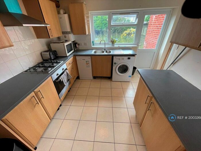 6 Bedroom Semi-Detached House To Rent In Honeysuckle Road, Southampton, SO16