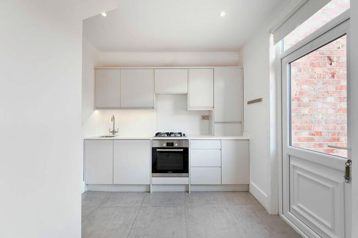2 Bedroom Flat To Rent In Newton Road, Cricklewood, London, NW2