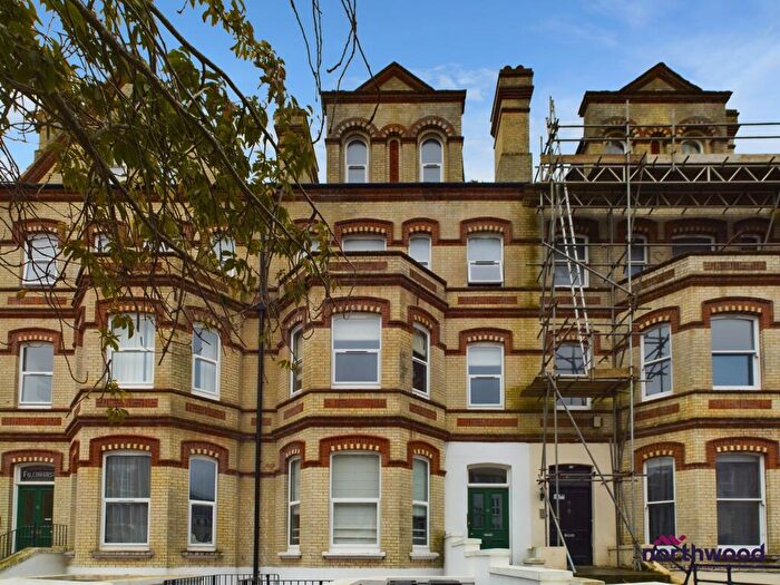 2 Bedroom Flat To Rent In Jevington Gardens, Meads, Eastbourne, BN21