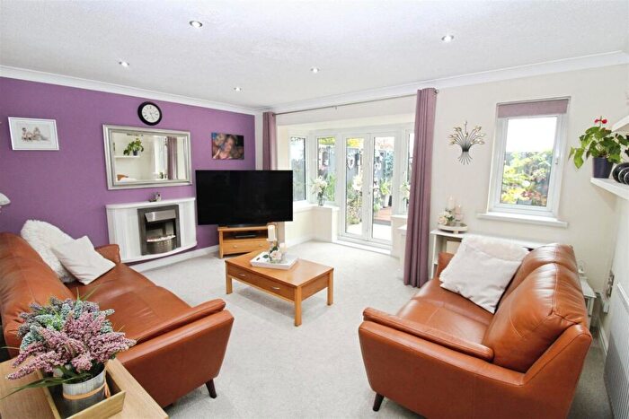 4 Bedroom Detached House For Sale In Braid Hills Drive, Bransholme, Hull, HU7