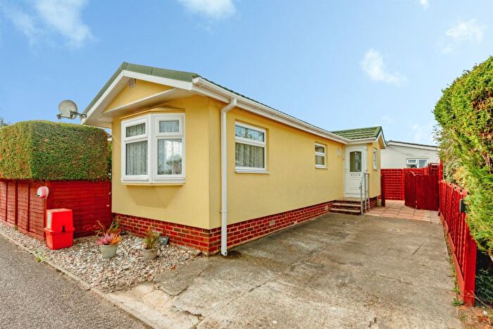 1 Bedroom Park Home For Sale In Laburnum Court, Smallfield, Horley, RH6