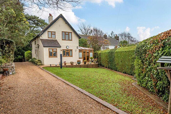 3 Bedroom Detached House For Sale In Crockhurst Hill, Worthing, BN13