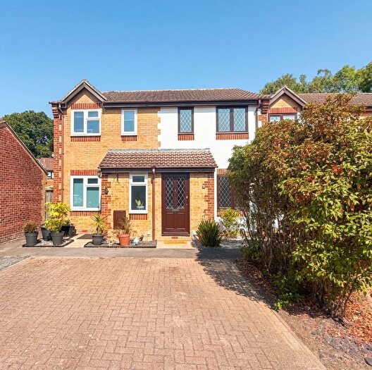 2 Bedroom Terraced House For Sale In Willow Drive, Marchwood, SO40